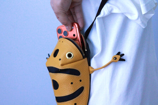 【3月18日晚上7點(台灣時間)轉售】Yellow-banded poison dart frog bag