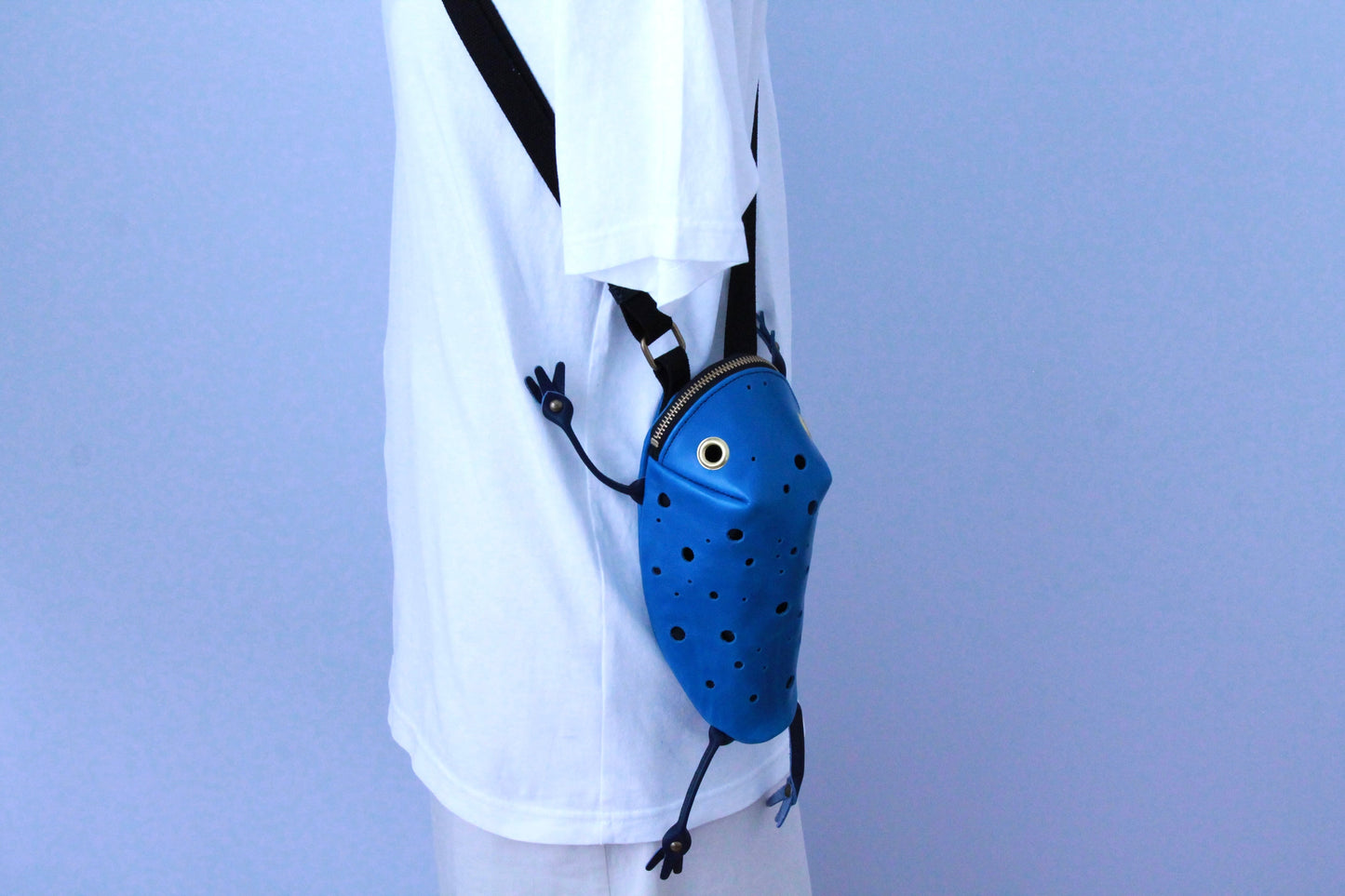 【Restock at 8:00 PM (Japan time) on July 20.】 Cobalt poison dart frog bag