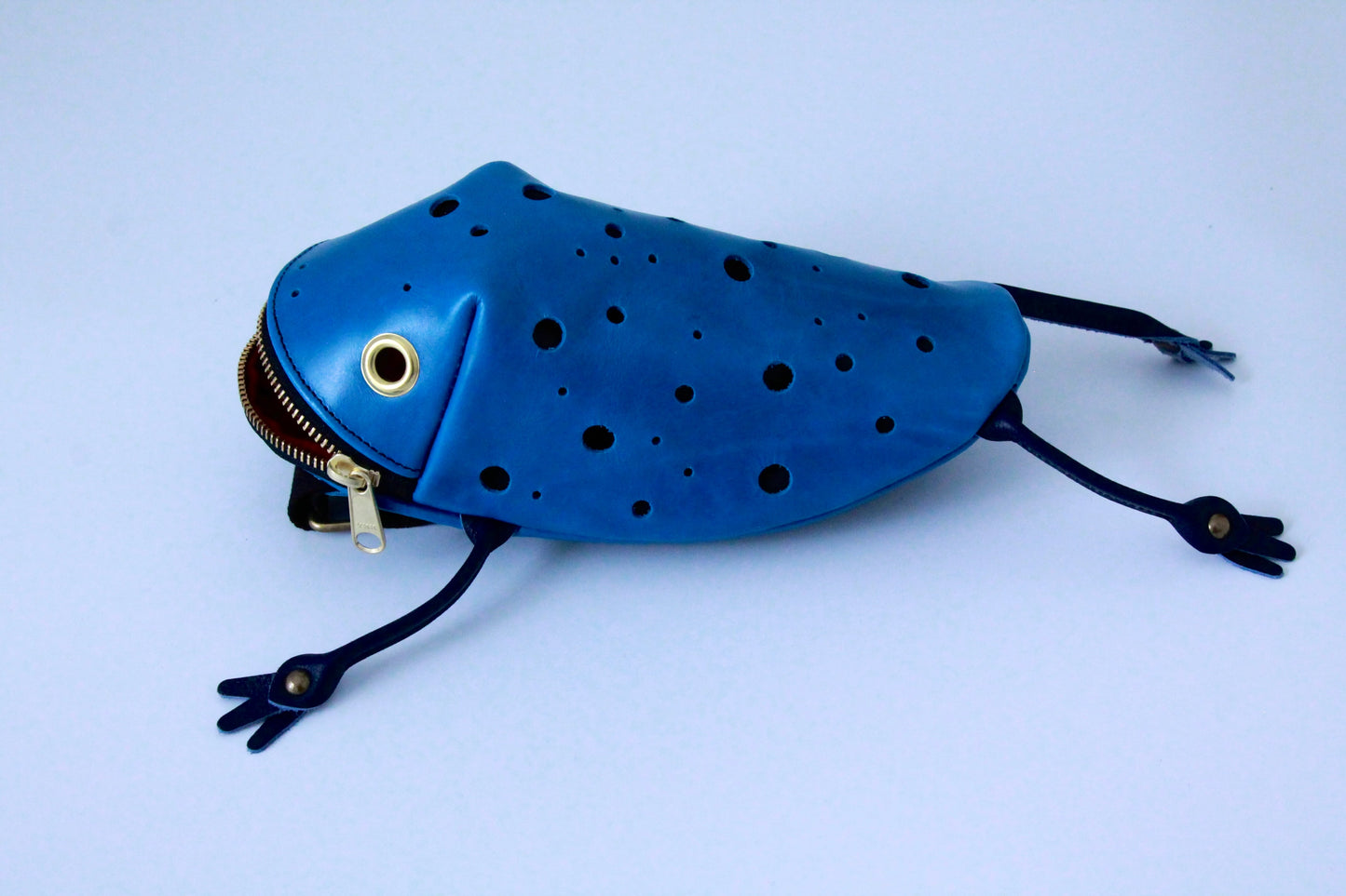 【Restock at 8:00 PM (Japan time) on July 20.】 Cobalt poison dart frog bag
