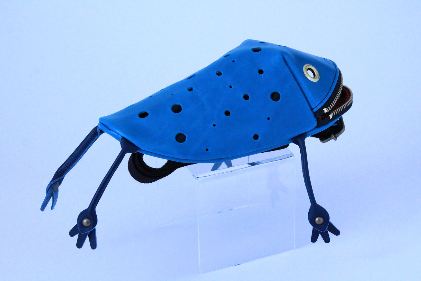 【Restock at 8:00 PM (Japan time) on July 20.】 Cobalt poison dart frog bag