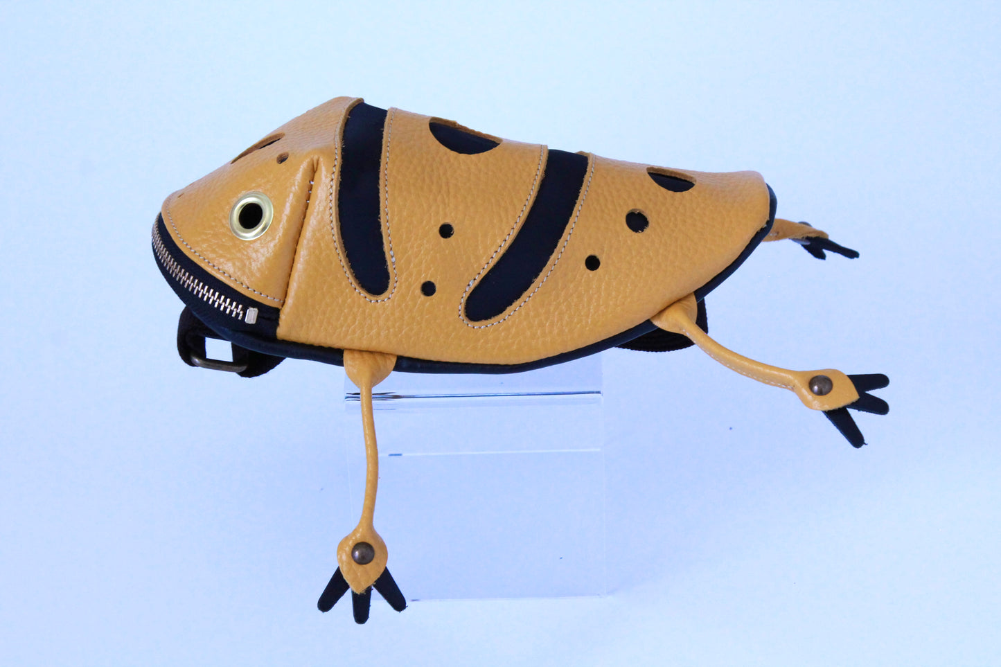 【3月18日晚上7點（台灣時間）轉售】Yellow-banded poison dart frog bag
