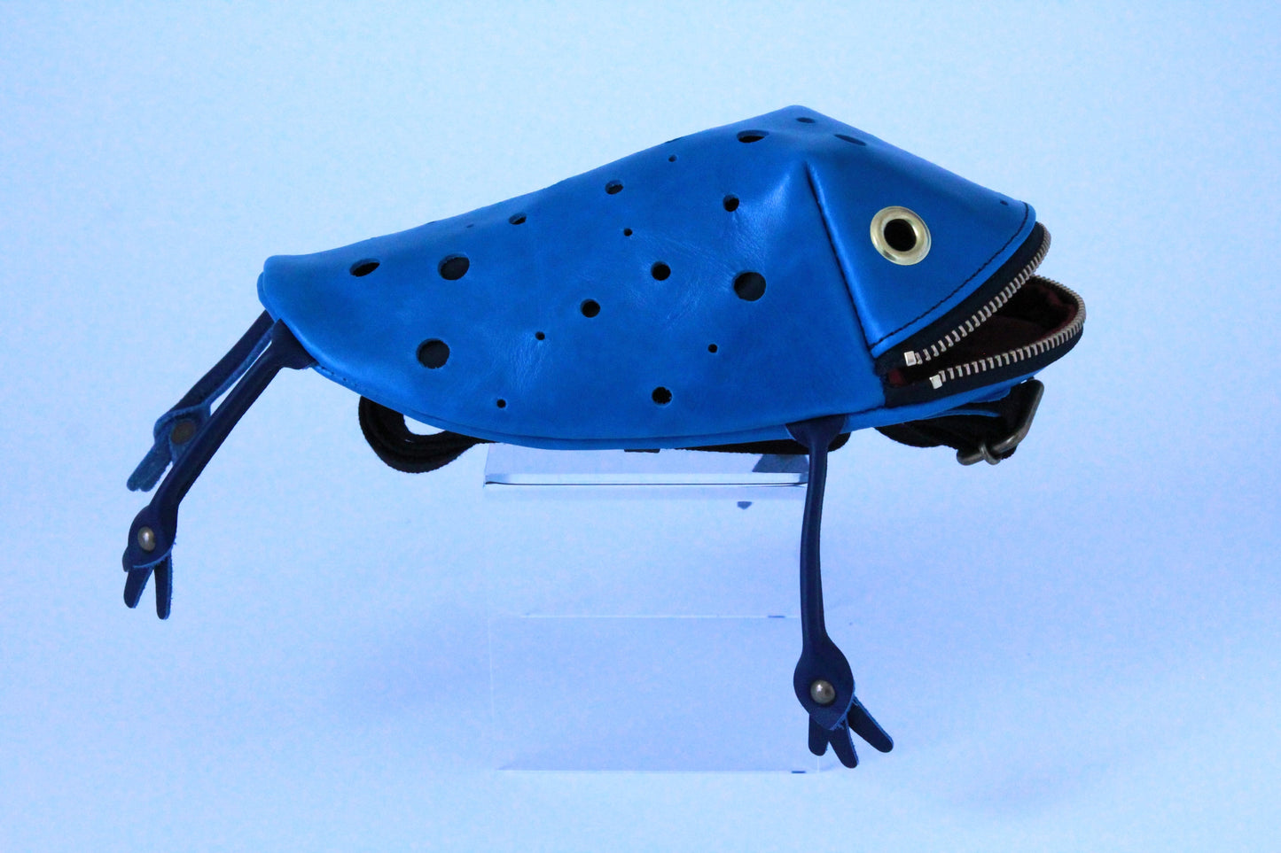 【Restock at 8:00 PM (Japan time) on July 20.】 Cobalt poison dart frog bag
