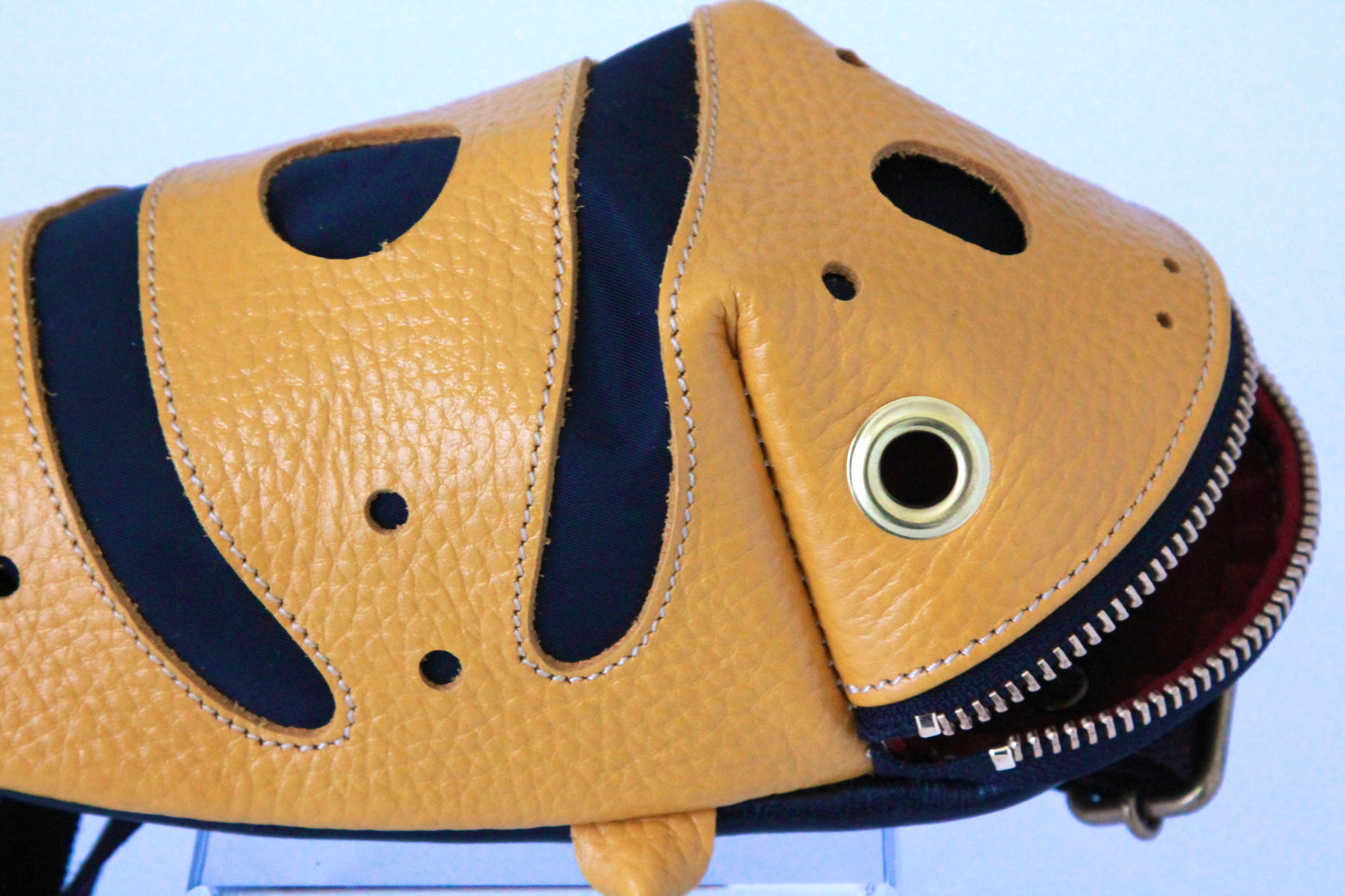 【3月18日晚上7點（台灣時間）轉售】Yellow-banded poison dart frog bag
