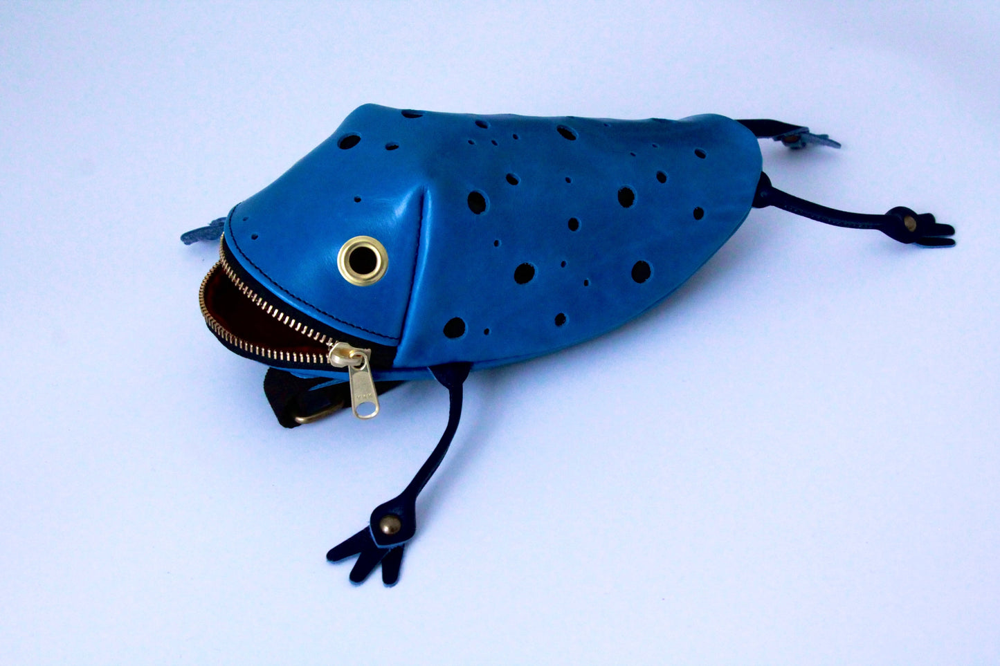【Restock at 8:00 PM (Japan time) on July 20.】 Cobalt poison dart frog bag