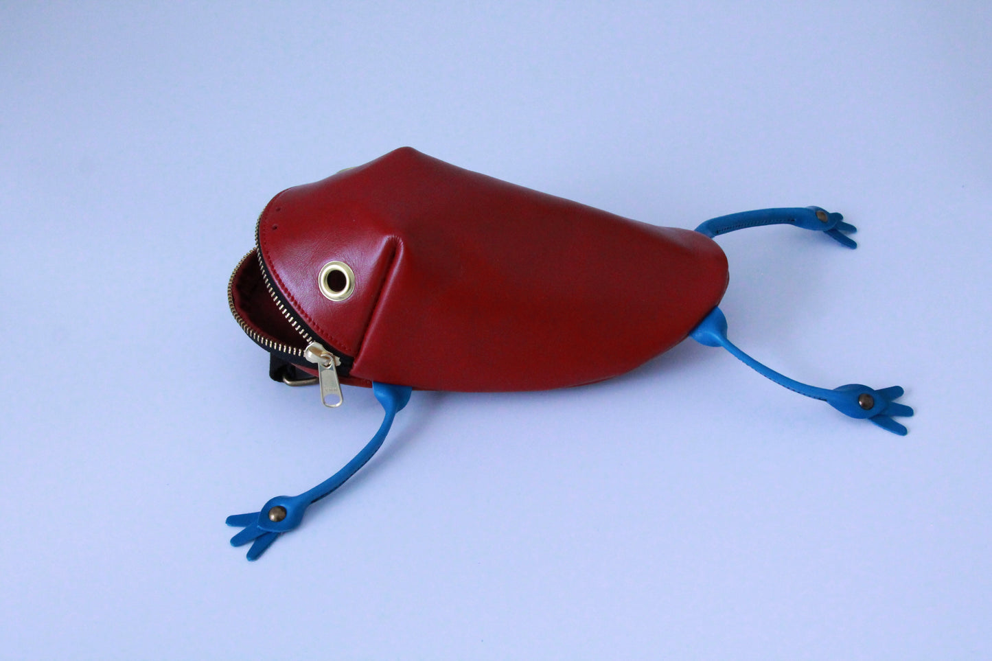 【Restock at 8:00 PM (Japan time) on July 20.】 Strawberry poison dart frog bag