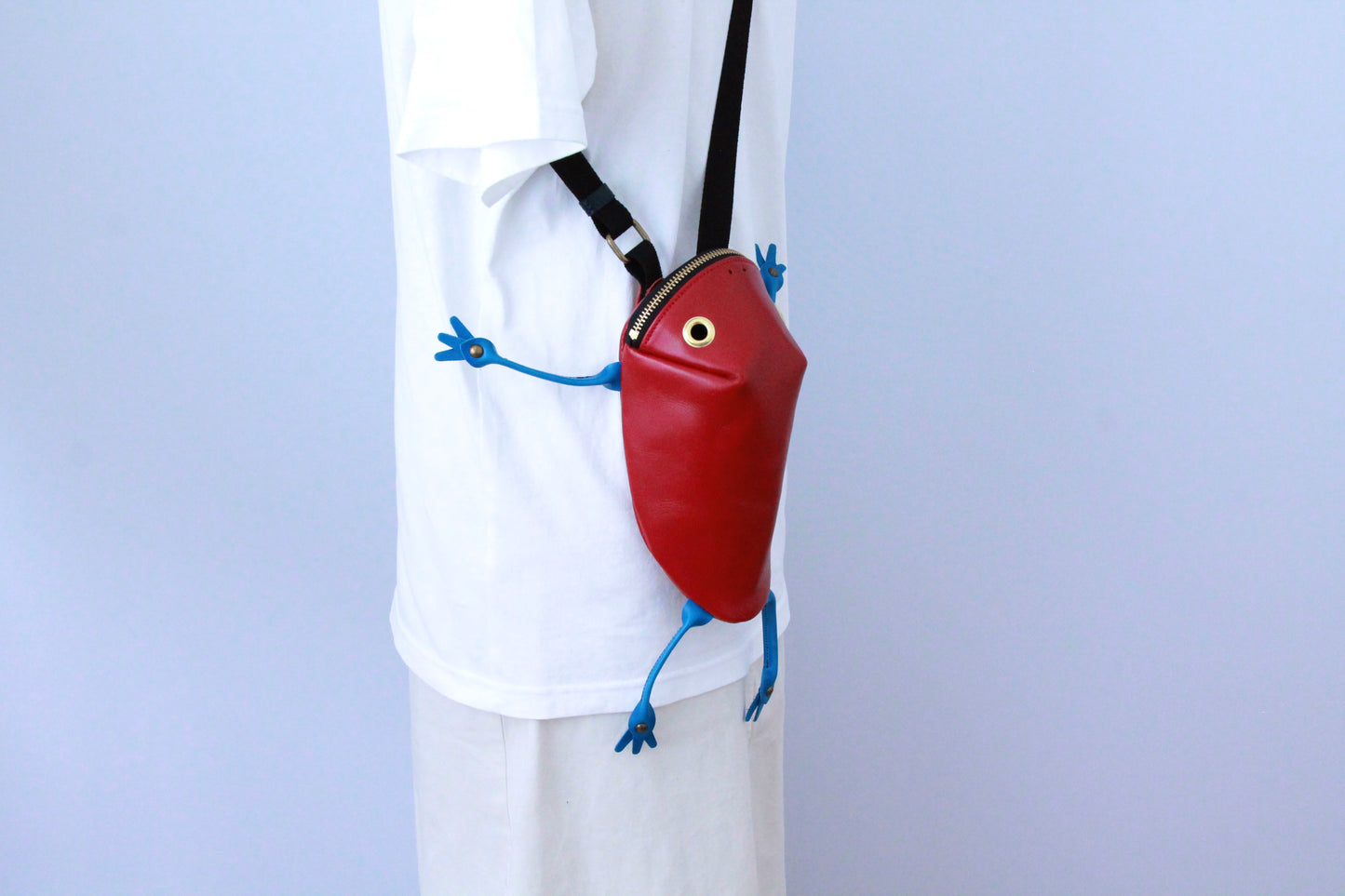 【Restock at 8:00 PM (Japan time) on July 20.】 Strawberry poison dart frog bag