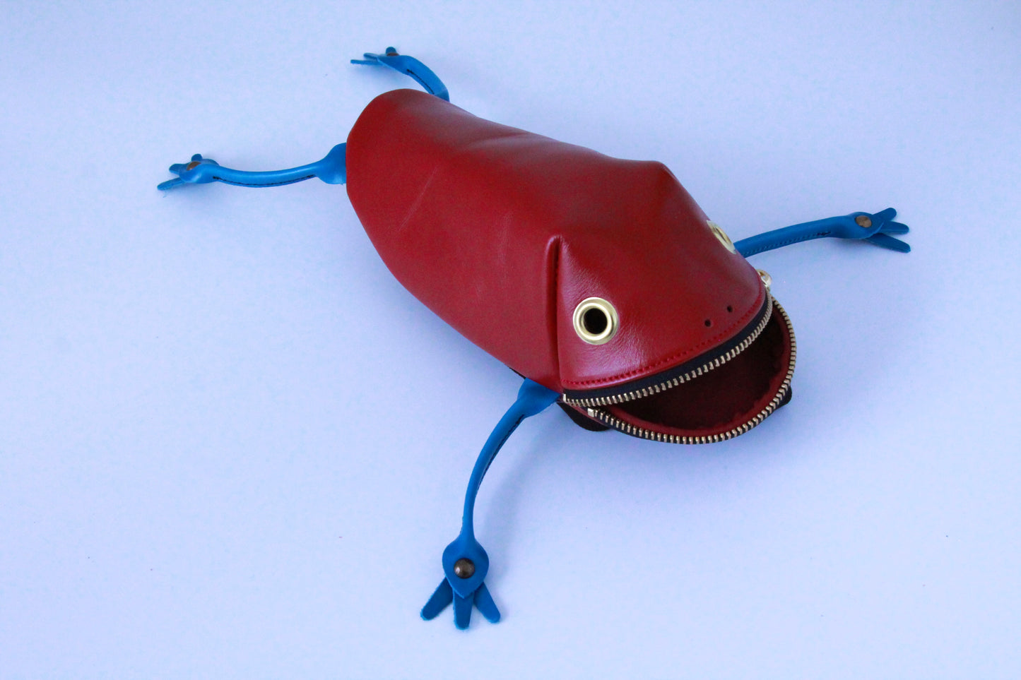 【Restock at 8:00 PM (Japan time) on July 20.】 Strawberry poison dart frog bag