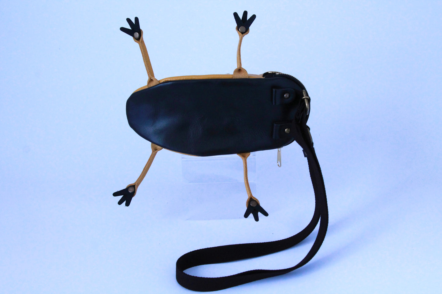 【3月18日晚上7點（台灣時間）轉售】Yellow-banded poison dart frog bag