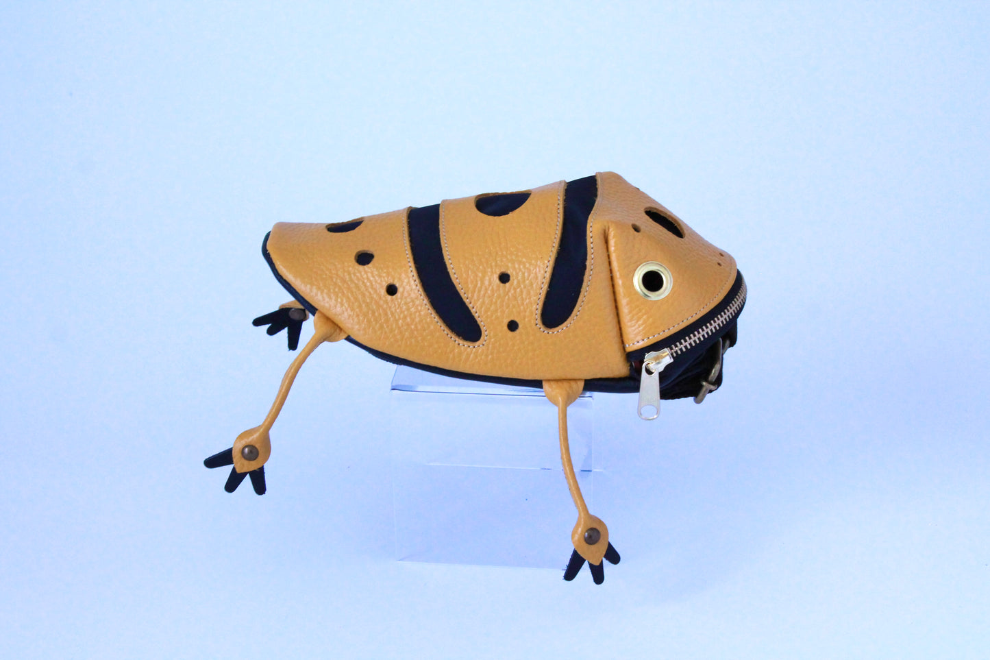 【3月18日晚上7點（台灣時間）轉售】Yellow-banded poison dart frog bag