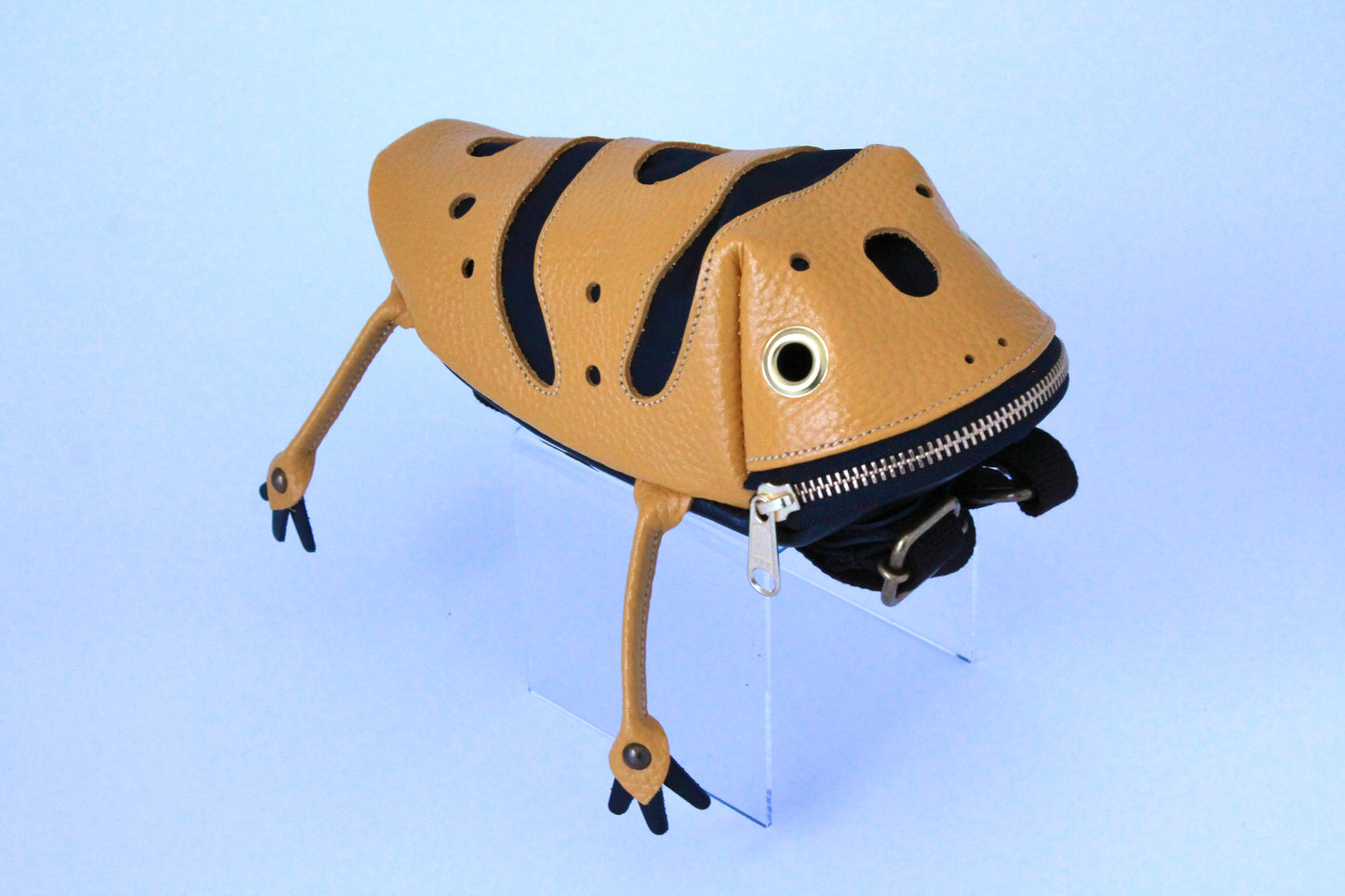 【3月18日晚上7點（台灣時間）轉售】Yellow-banded poison dart frog bag