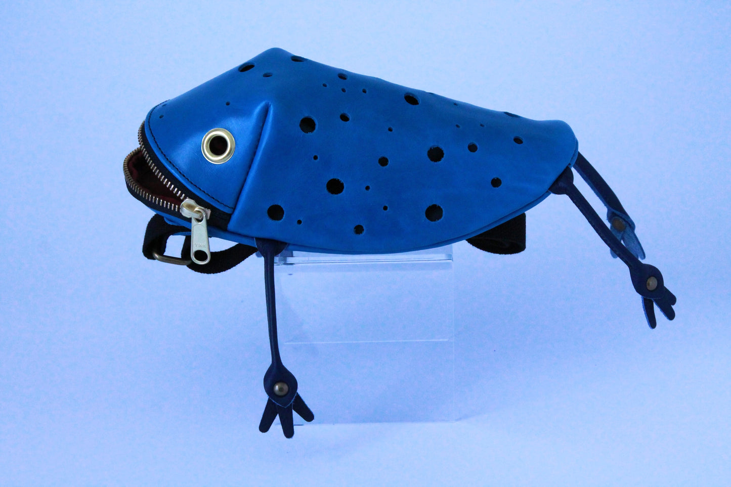 【Restock at 8:00 PM (Japan time) on July 20.】 Cobalt poison dart frog bag